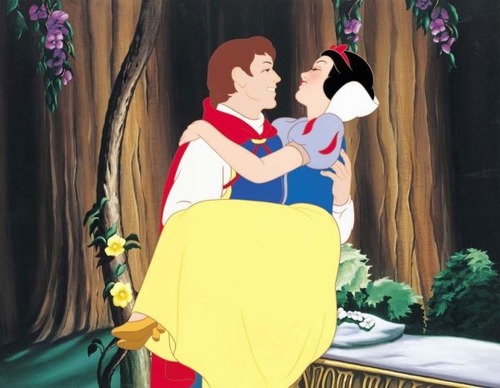 Dans la véritable histoire, le prince réveille Blanche-Neige par un baiser ?