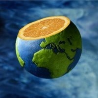 Qui a écrit « La terre est bleue comme une orange… » ?