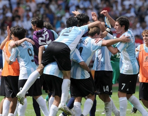 En 2004, quel argentin ne fait pas partie de l'effectif qui a remporté la médaille d'or ?