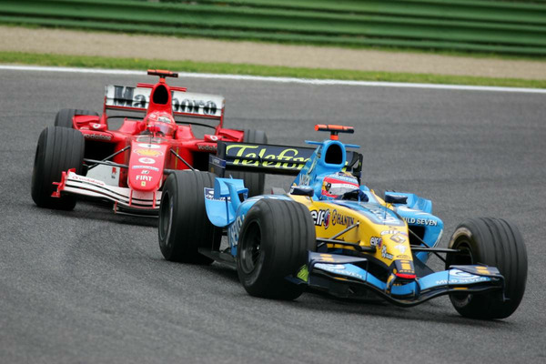 Quel pilote met fin à la suprématie de Schumacher et Ferrari en remportant le Championnat du Monde de Formule 1 au volant de sa Renault F1 Team ?