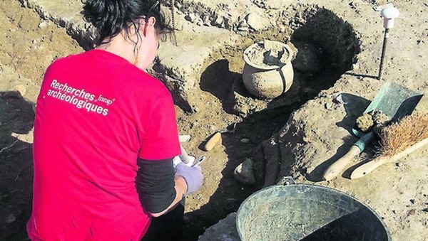 Que retrouve-t-on fréquemment, au cours de fouilles, dans les fossés entourant les enclos gaulois du 1er siècle avant notre ère ?
