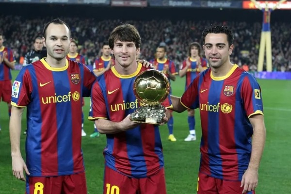Le FC Barcelone est le seul club à avoir eu 3 représentants sur le podium d'un Ballon d'Or la même année.