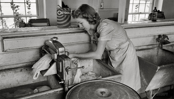En 1851, qui a inventé la première machine à laver mécanique ?