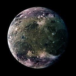 Ganymède est en orbite autour de la planète...