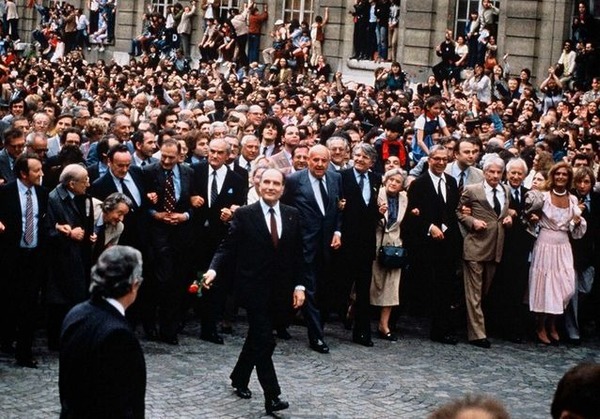 En 1981, quelle chanteuse avait marché aux côtés de François Mitterrand, Président tout juste investi, vers le Panthéon ?