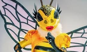 Qui était derrière le costume de l'abeille ?