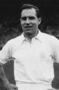 Du haut de son 1m73, il a inscrit 148 buts pour l'OM. C'est ?