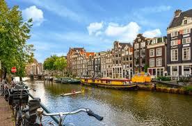 Qui a chanté "Dans le port d'Amsterdam" ?