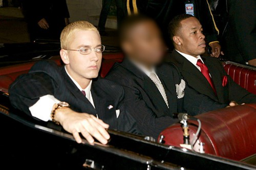 C'est Eminem qui, en compagnie de Dr Dre, a lancé la carrière du rappeur :