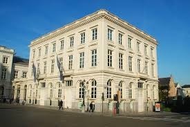 Quel célèbre musée bruxellois est logé dans l'Hôtel du Lotto ?
