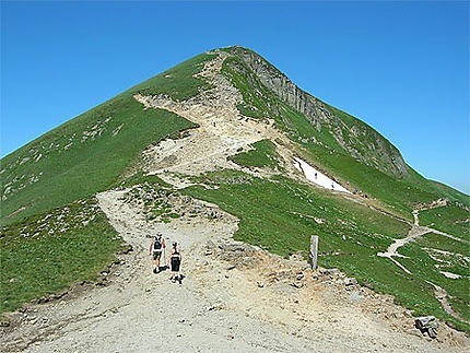Quel est le nom du plus haut volcan de France métropolitaine faisant partie des volcans d’Auvergne ?