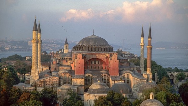 Où se trouve l’immense basilique Sainte-Sophie, redevenue une mosquée en 2020 ?