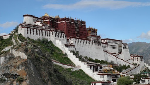Le Potala, palais du dalaï-lama, se trouve à :
