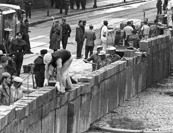 Qui a fait construire le mur de Berlin ?