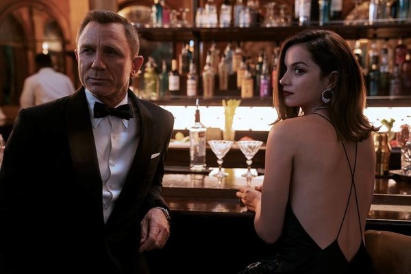 Quel est le titre français du dernier James Bond, sorti en octobre 2021, après plusieurs reports ?