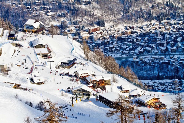 Quelle est la station de ski italienne se trouvant sur le versant sud-est du mont-Blanc ?
