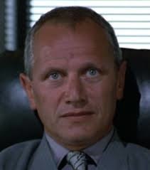 Une fois son ami assassiné, Axel part à la recherche de son assassin et tombe sur ce dernier ? (interprété par Steven Berkoff)