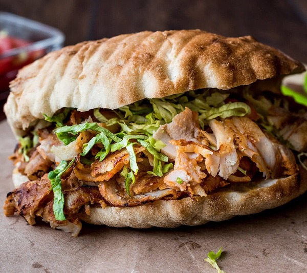 Le Kebab est le nom d'un célèbre sandwich, sous quel autre nom est-il également connu ?