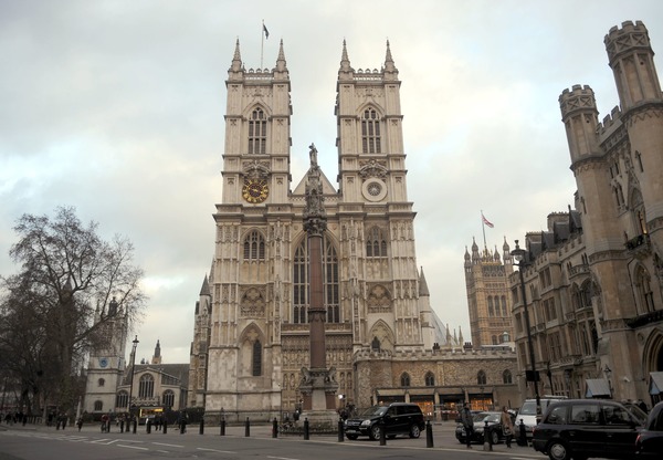 Situé à Londres, quel est ce monument religieux connu entre autres pour ses couronnements ?