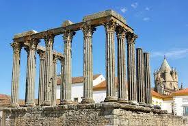 Quelle est cette ville historique qui abrite notamment ce temple romain ?