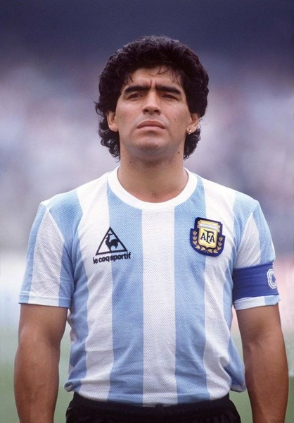 Dans quel club joue Maradona ?