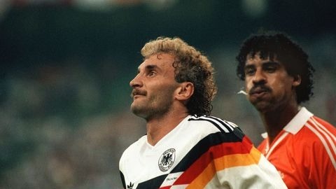 Quel est ce joueur qui crache sur Rudi Völler à la coupe du Monde 1990 ?