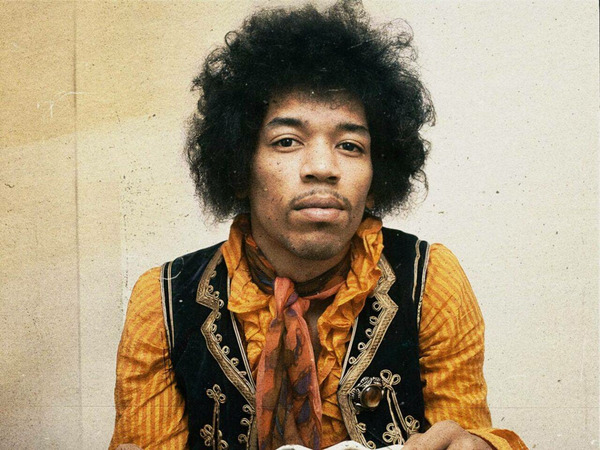 Lors du festival de Monterey en 1967, à quoi Jimi Hendrix a-t-il mis le feu ?