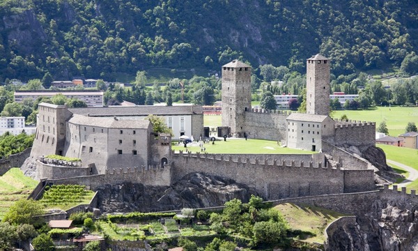 Dans quel pays se trouve  le château de Montebello ?