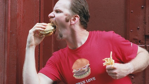 Dans quel documentaire américain un homme se nourrit-il exclusivement de burgers ?