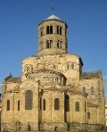 L'église Saint-Austremoine de style ____, d’Issoire en Auvergne (France) date du 12° siècle