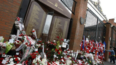 Quelle tragédie survenue en avril 1989 et ayant fait 96 morts est commémorée chaque année par les amateurs de soccer de Liverpool ?