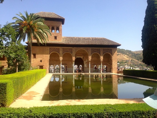 Dans quelle ville d'Andalousie se trouve l'Alhambra ?