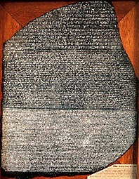 Quel fragment de stèle gravée de l’Égypte antique portant trois version d’un même texte a permis le déchiffrement des hiéroglyphes ?