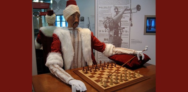 À la fin du XVIIIe siècle, un automate, dit le Turc mécanique, bat les meilleurs joueurs d'échecs. Il s'agit en fait d'un canular. Comment un complice peut-il se cacher dans la machine ?