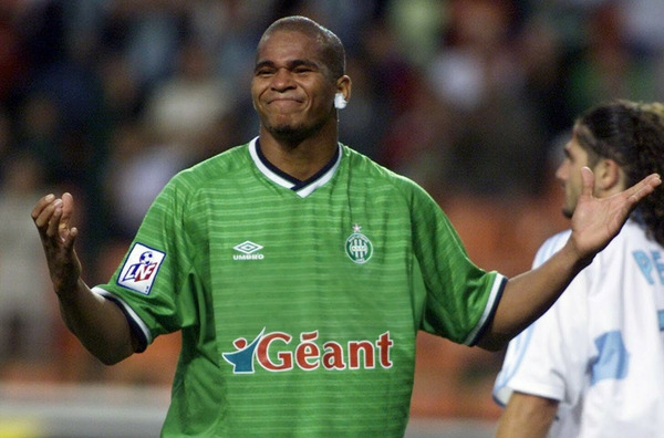 A l'été 2000, l'AS Saint Étienne fait apparaître sur son maillot la console :