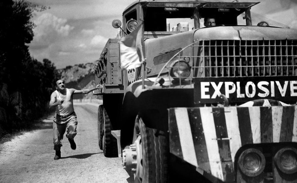 Que transportent les camions du film franco-italien "Le Salaire de la peur" ?