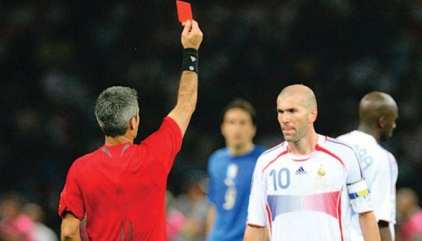 2006 : Pour quelle raison Zinédine Zidane a-t-il reçu un carton rouge lors de la finale entre l'Italie et la France ?