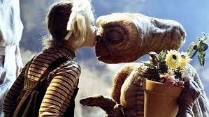 Quelle actrice a débuté sa carrière dans  E.T l'extraterrestre ?