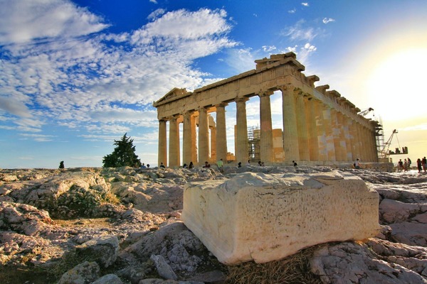 Où dois-je me rendre pour visiter la célèbre Acropole ?