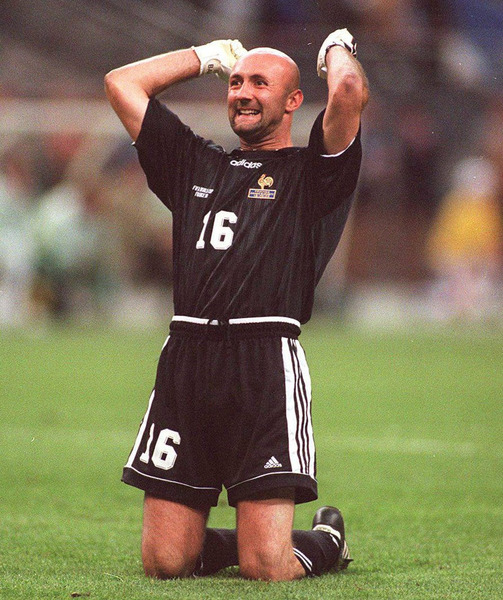 Fabien Barthez est le gardien ayant réalisé le plus de clean sheets (10) en Coupes du Monde. Avec qui partage-t-il ce record ?