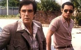 Johnny Depp alias Joe Pistone est un flic infiltrant la mafia et trahit le clan et Al Pacino dans ce film culte.