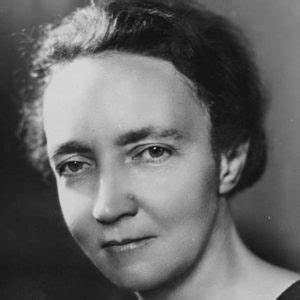 Elle a aussi été une des trois premières femmes membre d'un gouvernement français, en devenant sous-secrétaire d'État à la Recherche scientifique, sous le Front populaire en 1936 je suis...
