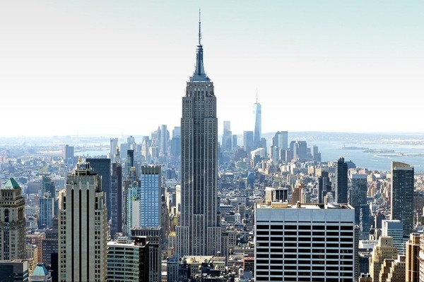 Quelle est la hauteur de l’antenne présente sur le toit de l’Empire State Building à New York ?