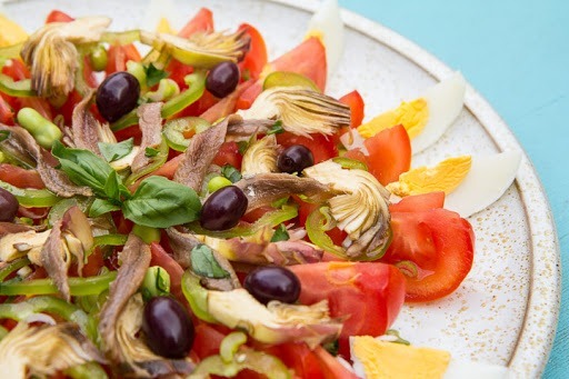 Quel ingrédient ne fait pas partie de la véritable recette de la salade niçoise ?