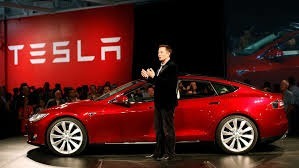 Qui est l'actuel PDG de l'entreprise automobile, Tesla Motors ?