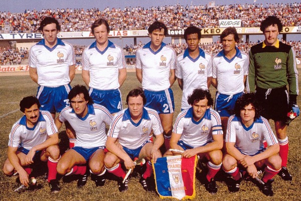 Contre quelle équipe fait-il ses débuts internationaux en 1980 ?