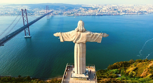 Faisant face à la ville de Lisbonne, quel est le nom de cette statue représentant Jésus ?