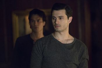 O que foi preciso para Damon deixar Enzo morrer na jaula?