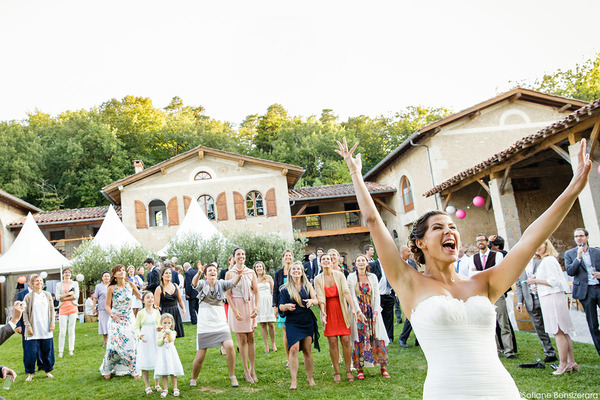 Par tradition, qu'est-ce que la mariée jete à ses invitées qui ne sont toujours pas mariées ?