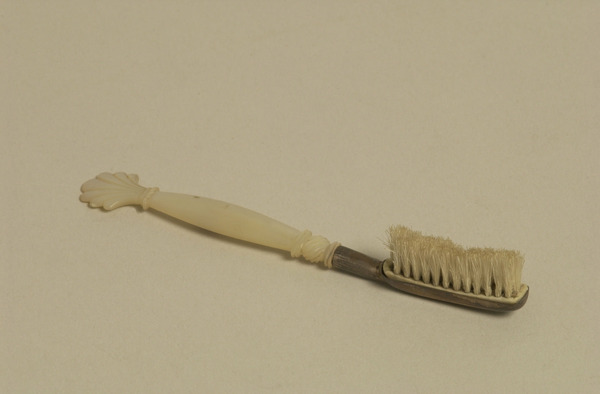 Dans les années 1700, qui a conçut la première brosse à dents ?